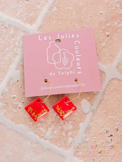 [Multi-Forme dispo] Boucles d’oreilles en Jesmonite et résine – rouge et doré