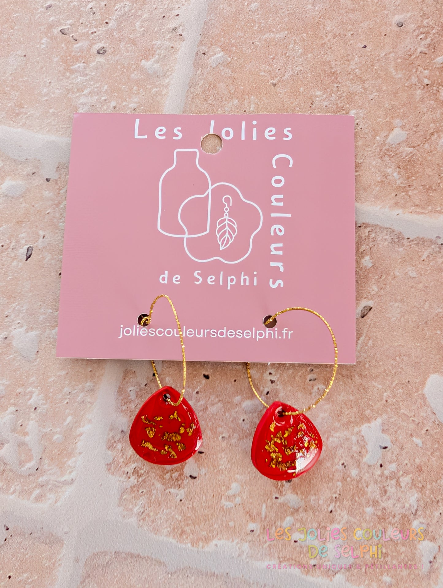 [Multi-Forme dispo] Boucles d’oreilles en Jesmonite et résine – rouge et doré