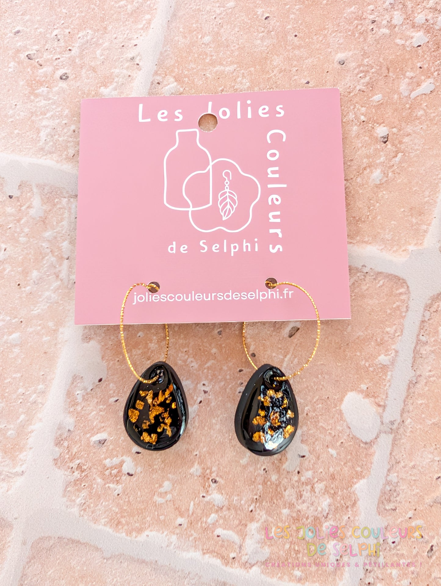 [Multi-Forme dispo] Boucles d’oreilles en Jesmonite et résine – Noir et doré