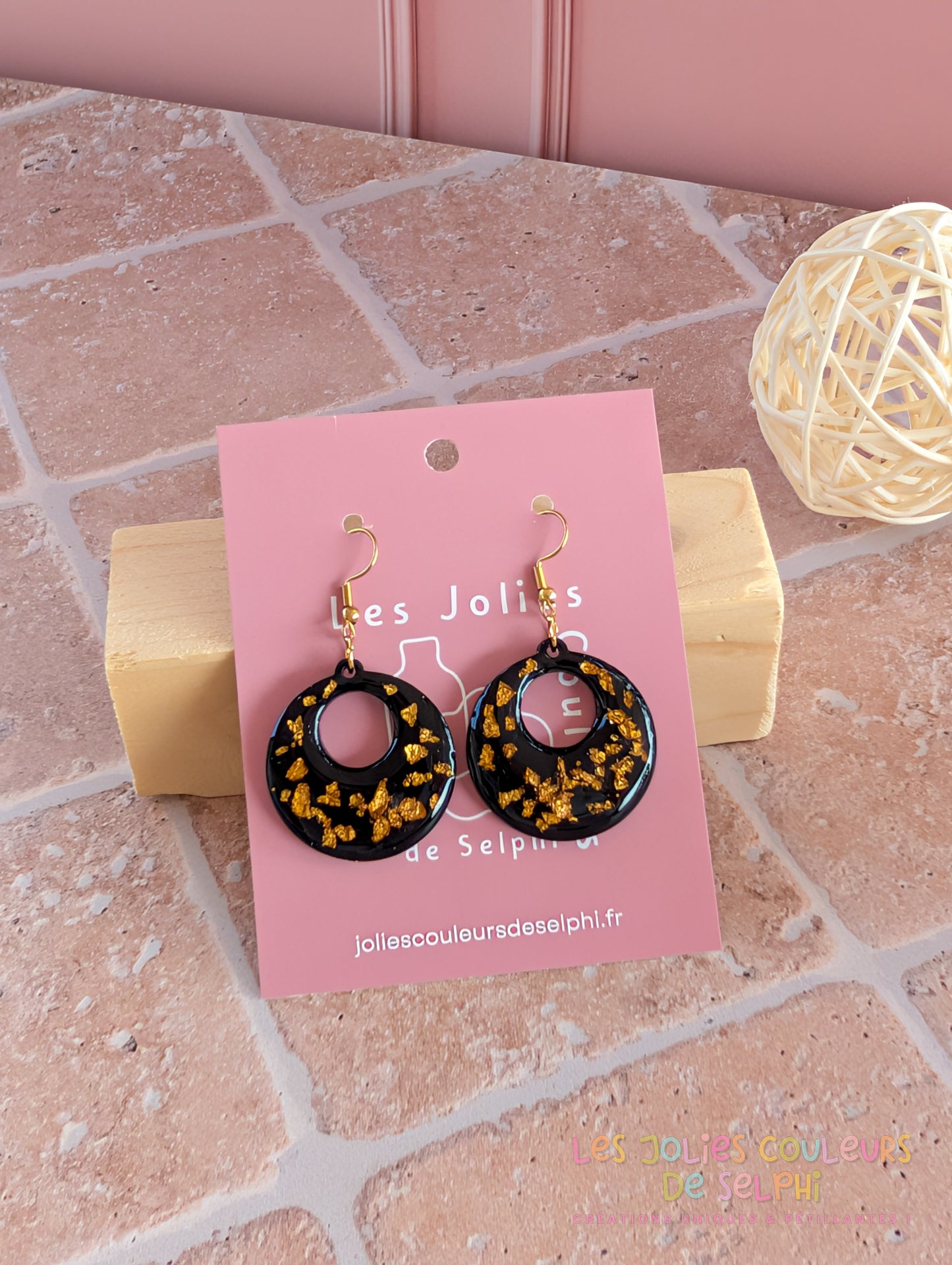 [Multi-Forme dispo] Boucles d’oreilles en Jesmonite et résine – Noir et doré