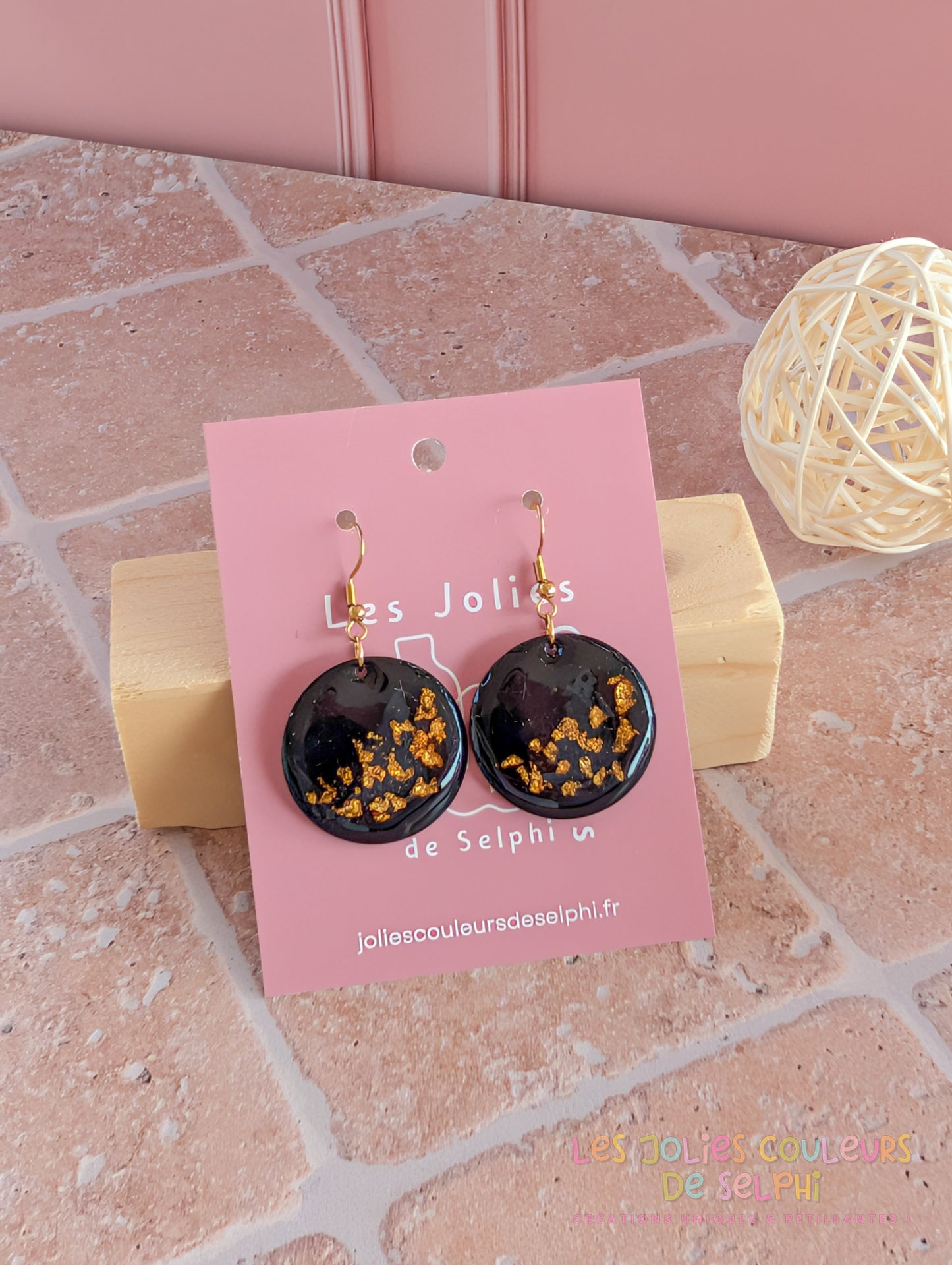 [Multi-Forme dispo] Boucles d’oreilles en Jesmonite et résine – Noir et doré