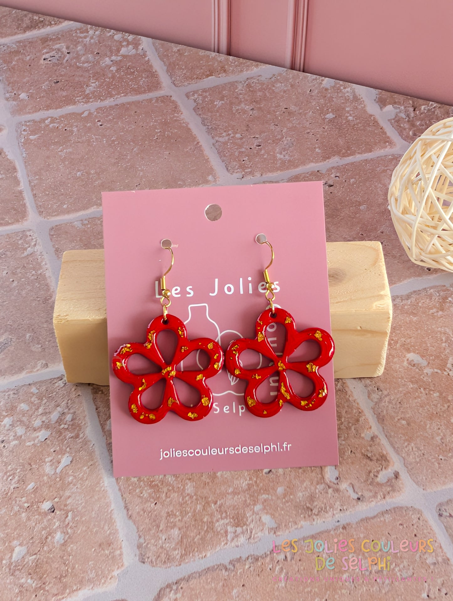 [Multi-Forme dispo] Boucles d’oreilles en Jesmonite et résine – rouge et doré
