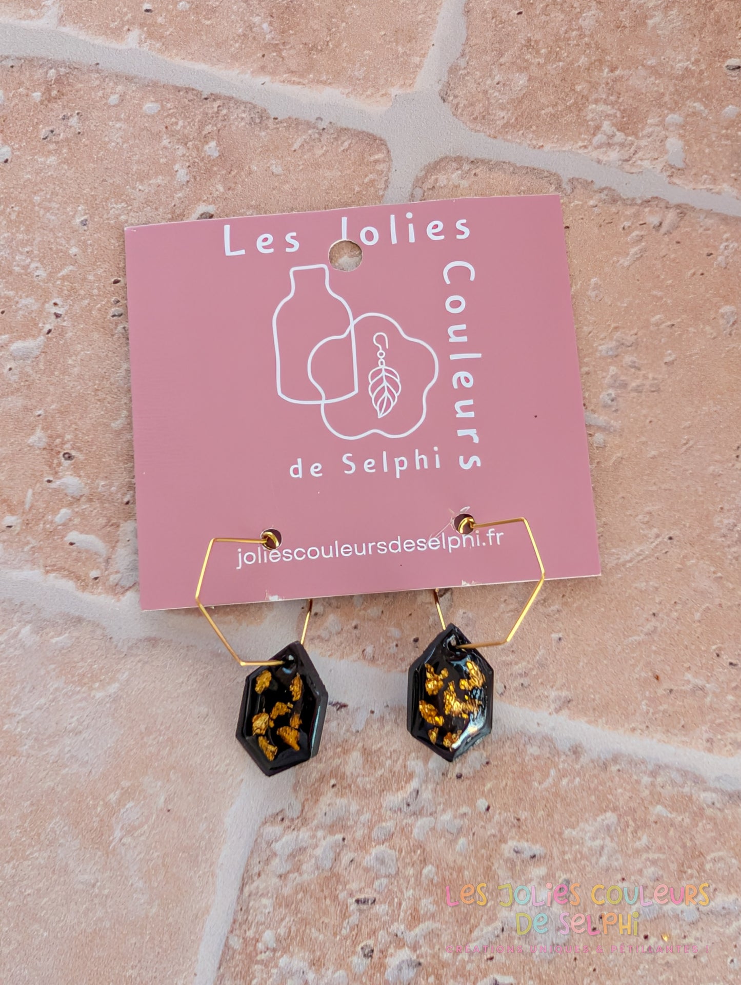 [Multi-Forme dispo] Boucles d’oreilles en Jesmonite et résine – Noir et doré