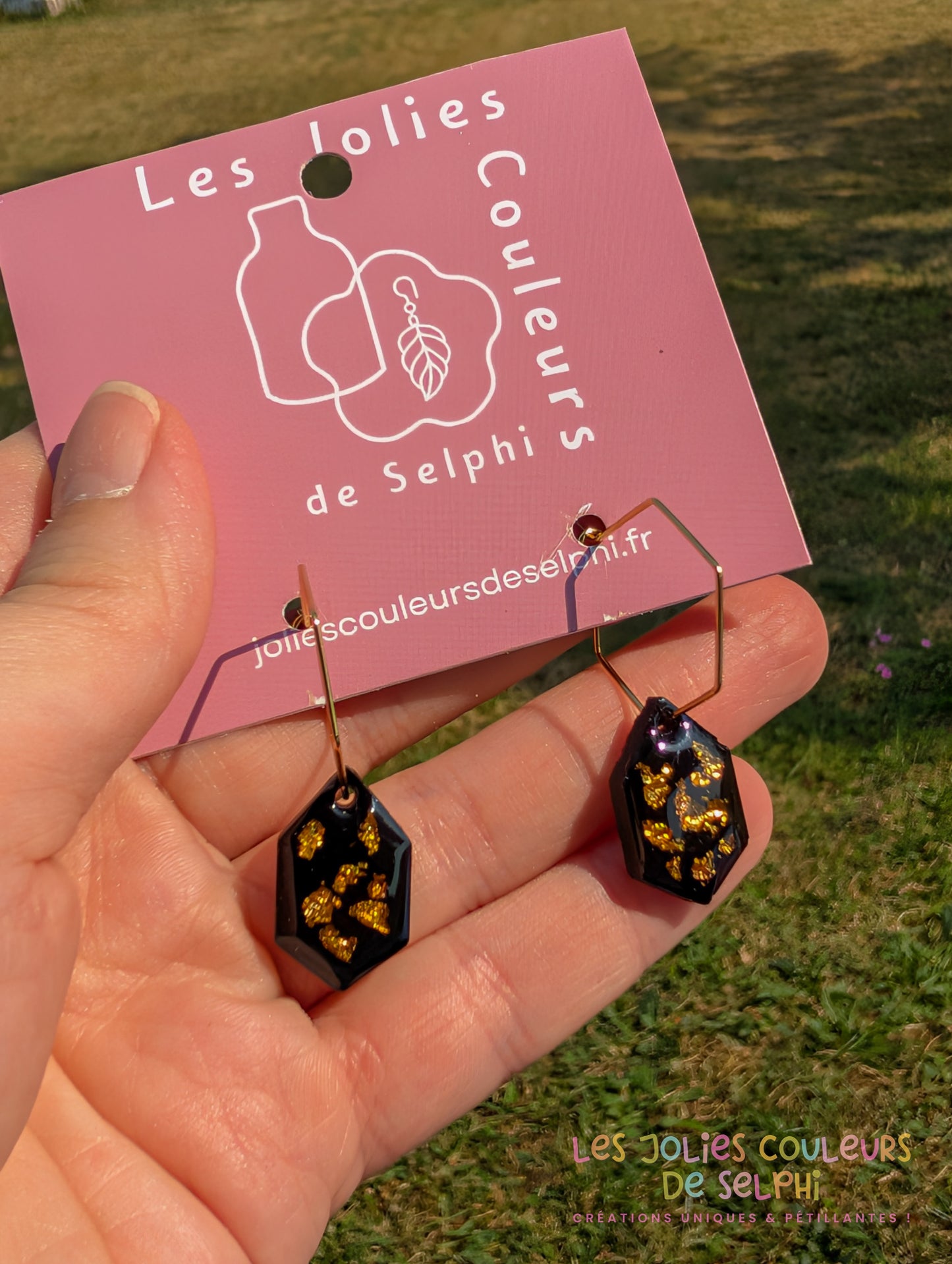 [Multi-Forme dispo] Boucles d’oreilles en Jesmonite et résine – Noir et doré