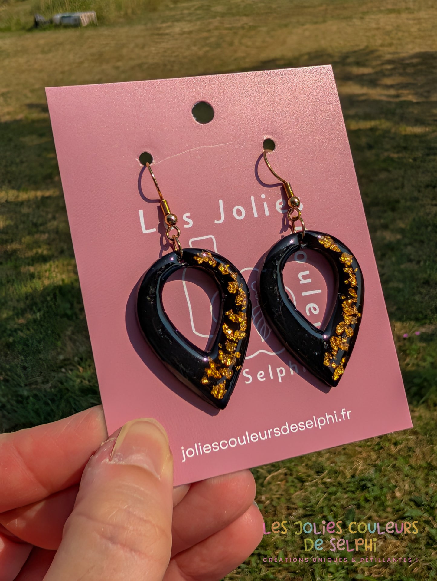 [Multi-Forme dispo] Boucles d’oreilles en Jesmonite et résine – Noir et doré
