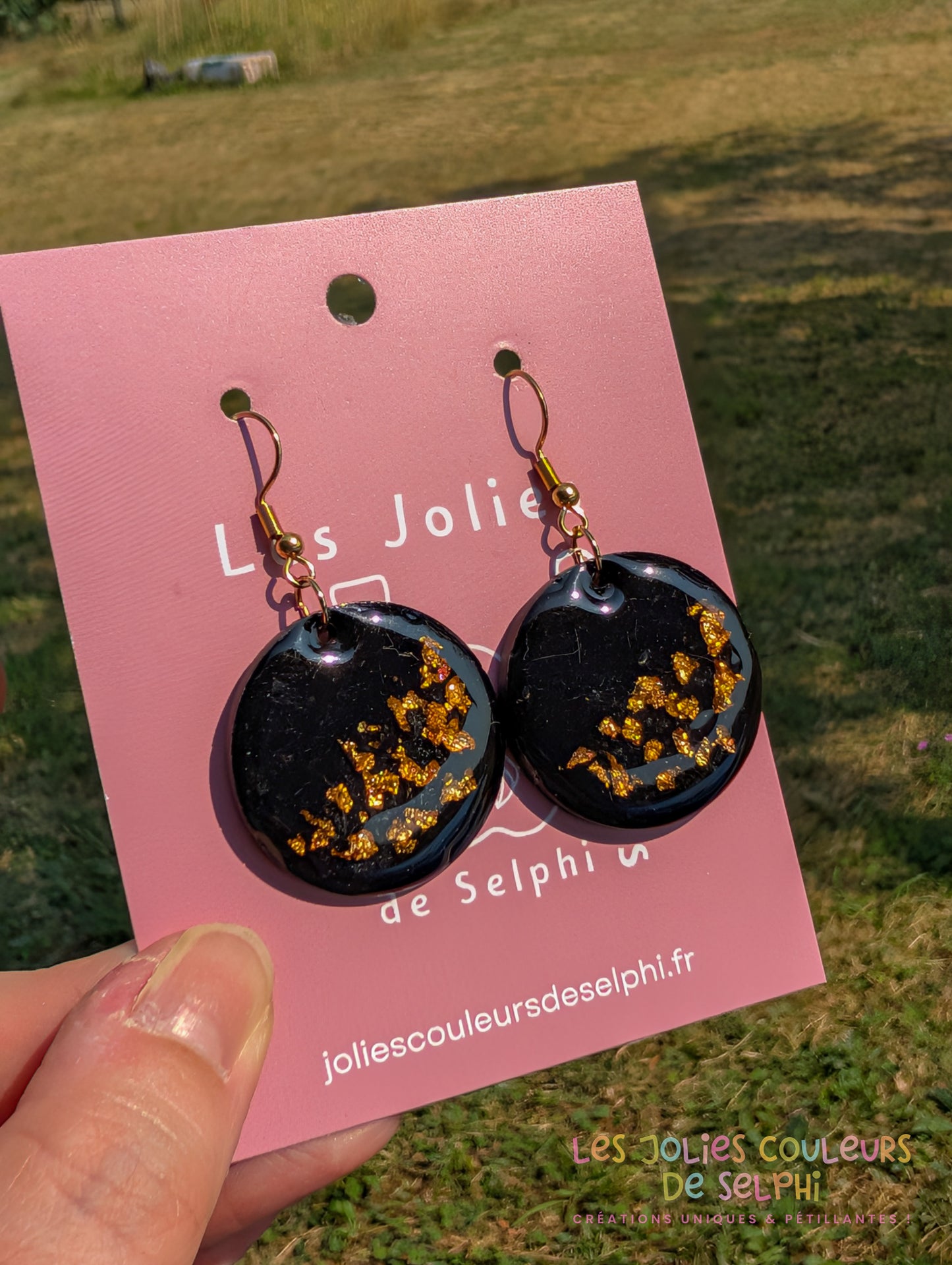 [Multi-Forme dispo] Boucles d’oreilles en Jesmonite et résine – Noir et doré
