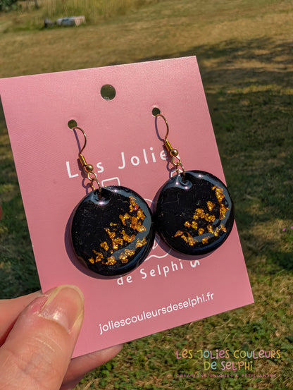 [Multi-Forme dispo] Boucles d’oreilles en Jesmonite et résine – Noir et doré