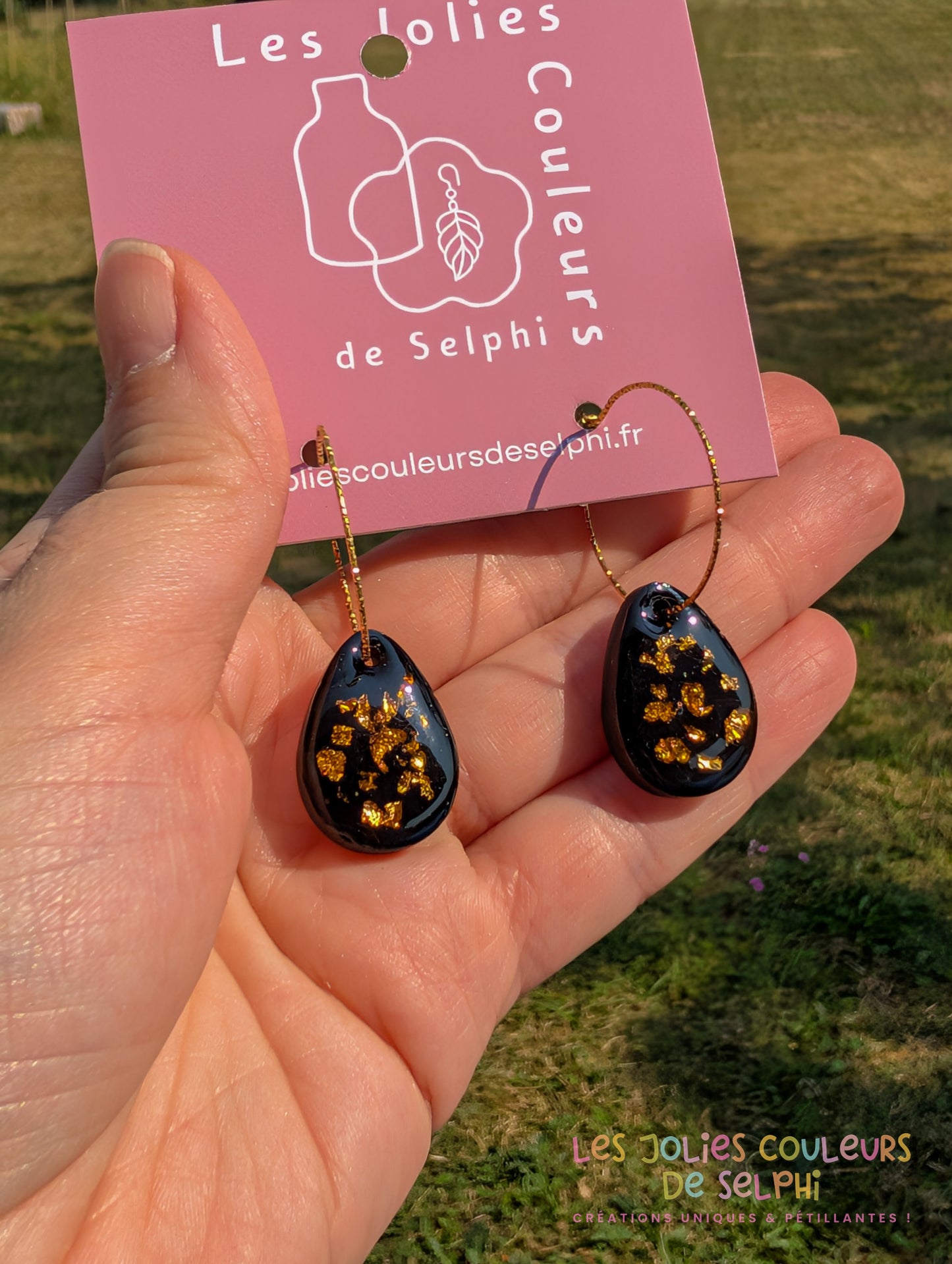 [Multi-Forme dispo] Boucles d’oreilles en Jesmonite et résine – Noir et doré