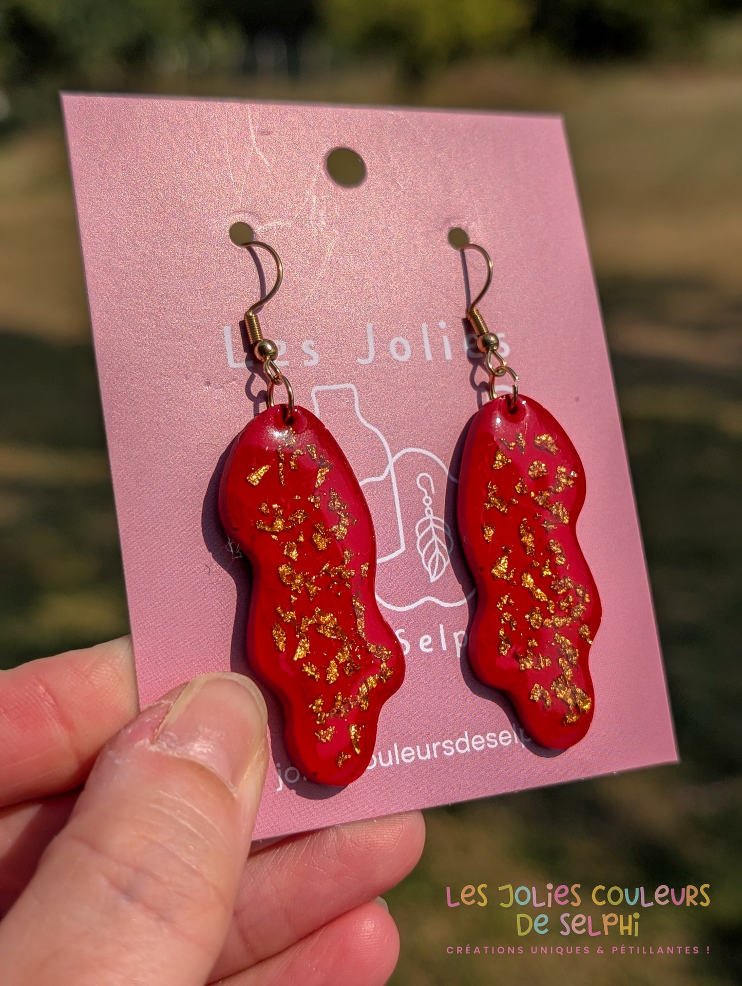 [Multi-Forme dispo] Boucles d’oreilles en Jesmonite et résine – rouge et doré