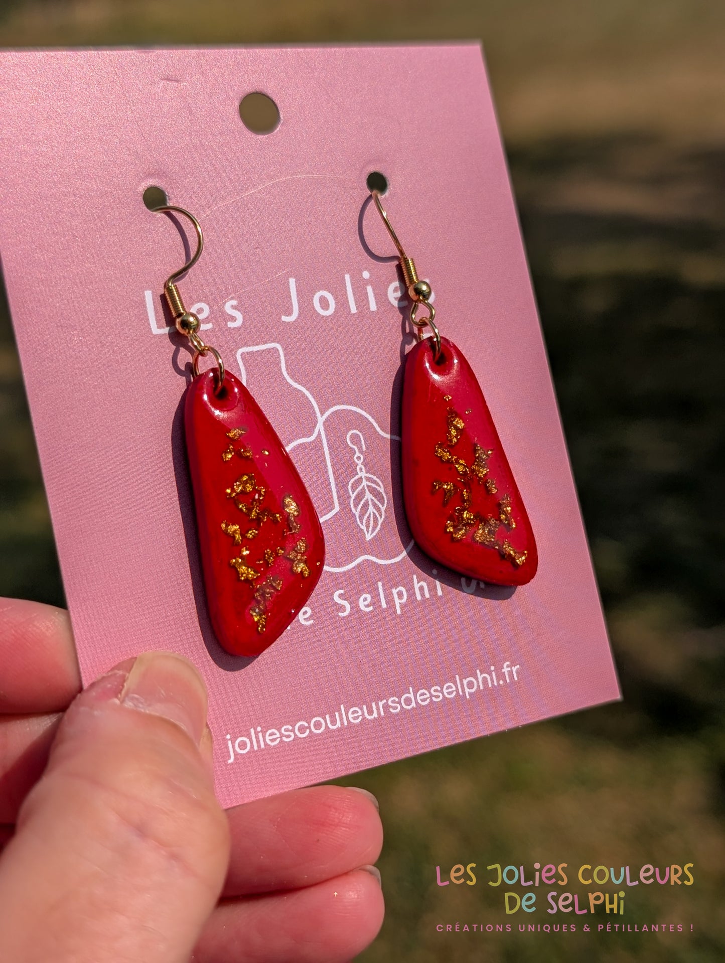 [Multi-Forme dispo] Boucles d’oreilles en Jesmonite et résine – rouge et doré
