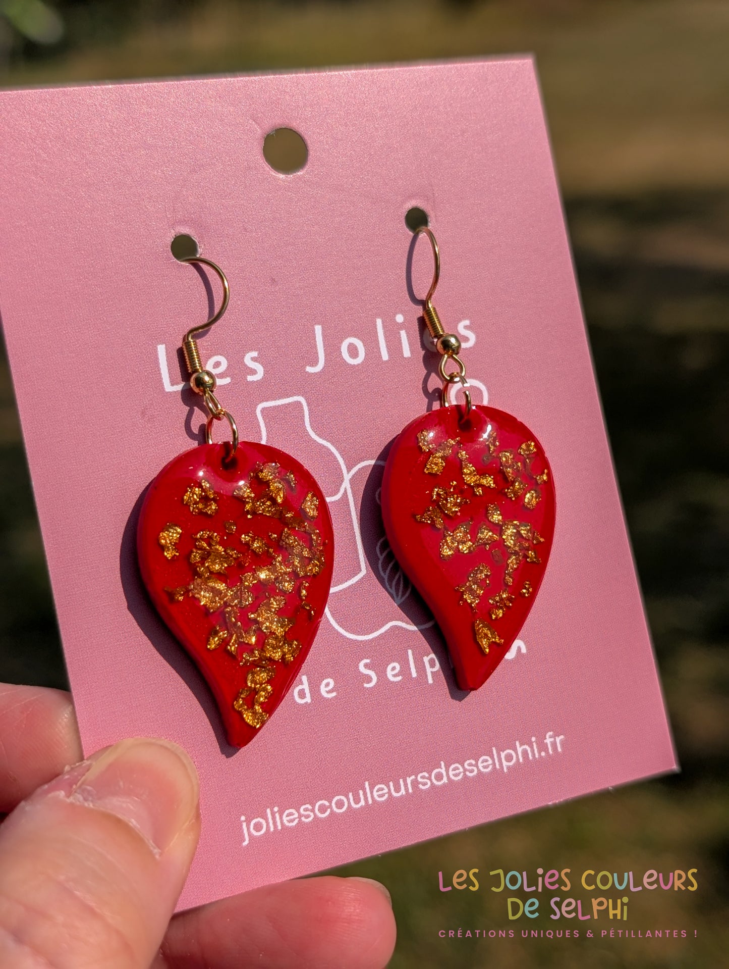 [Multi-Forme dispo] Boucles d’oreilles en Jesmonite et résine – rouge et doré