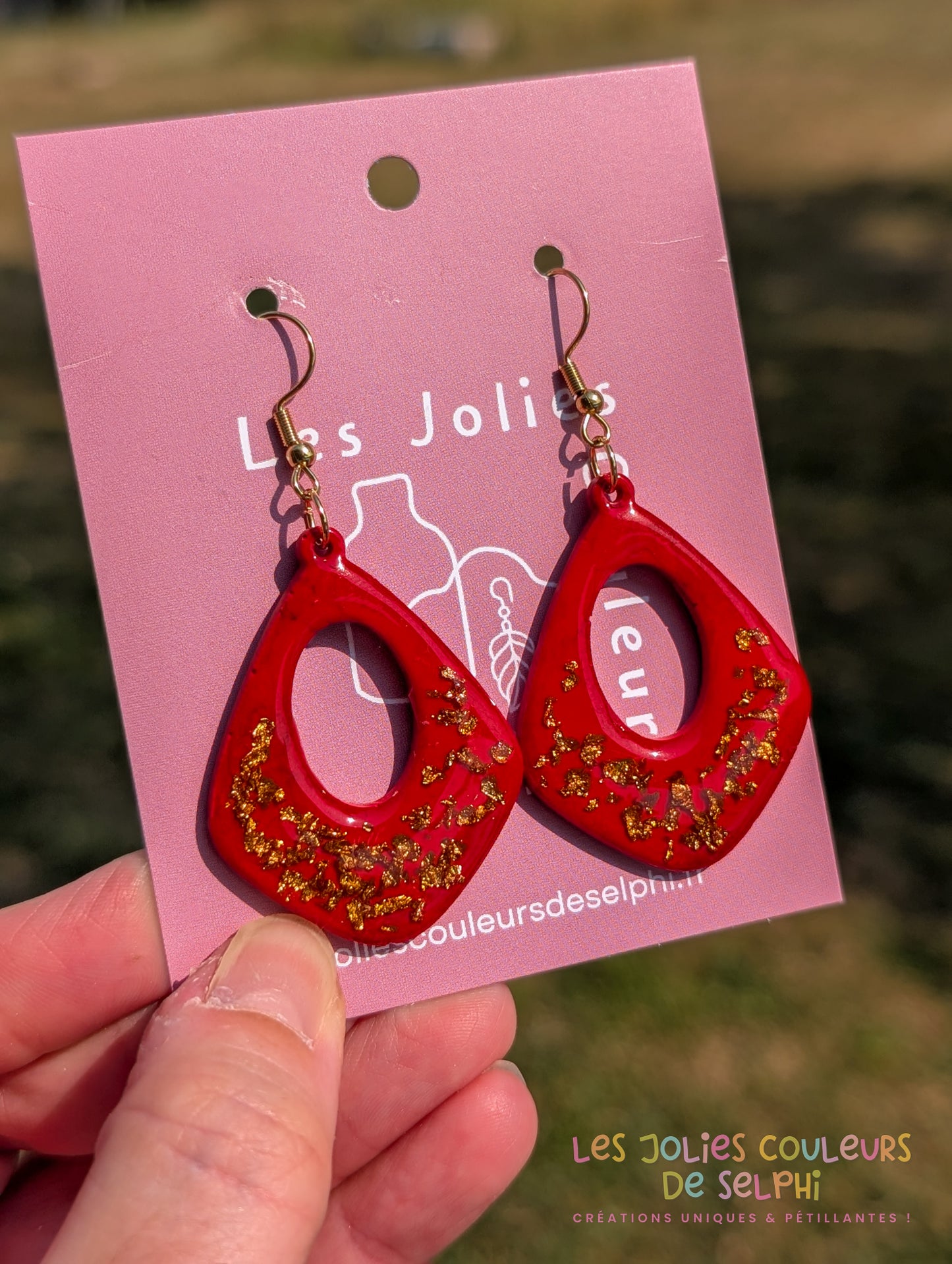 [Multi-Forme dispo] Boucles d’oreilles en Jesmonite et résine – rouge et doré