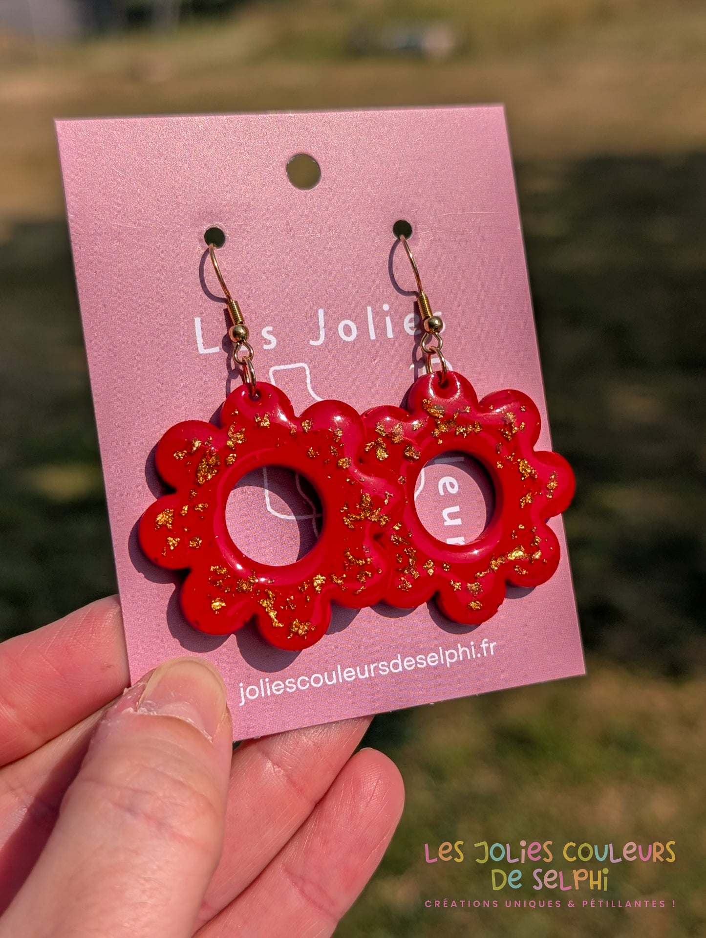 [Multi-Forme dispo] Boucles d’oreilles en Jesmonite et résine – rouge et doré