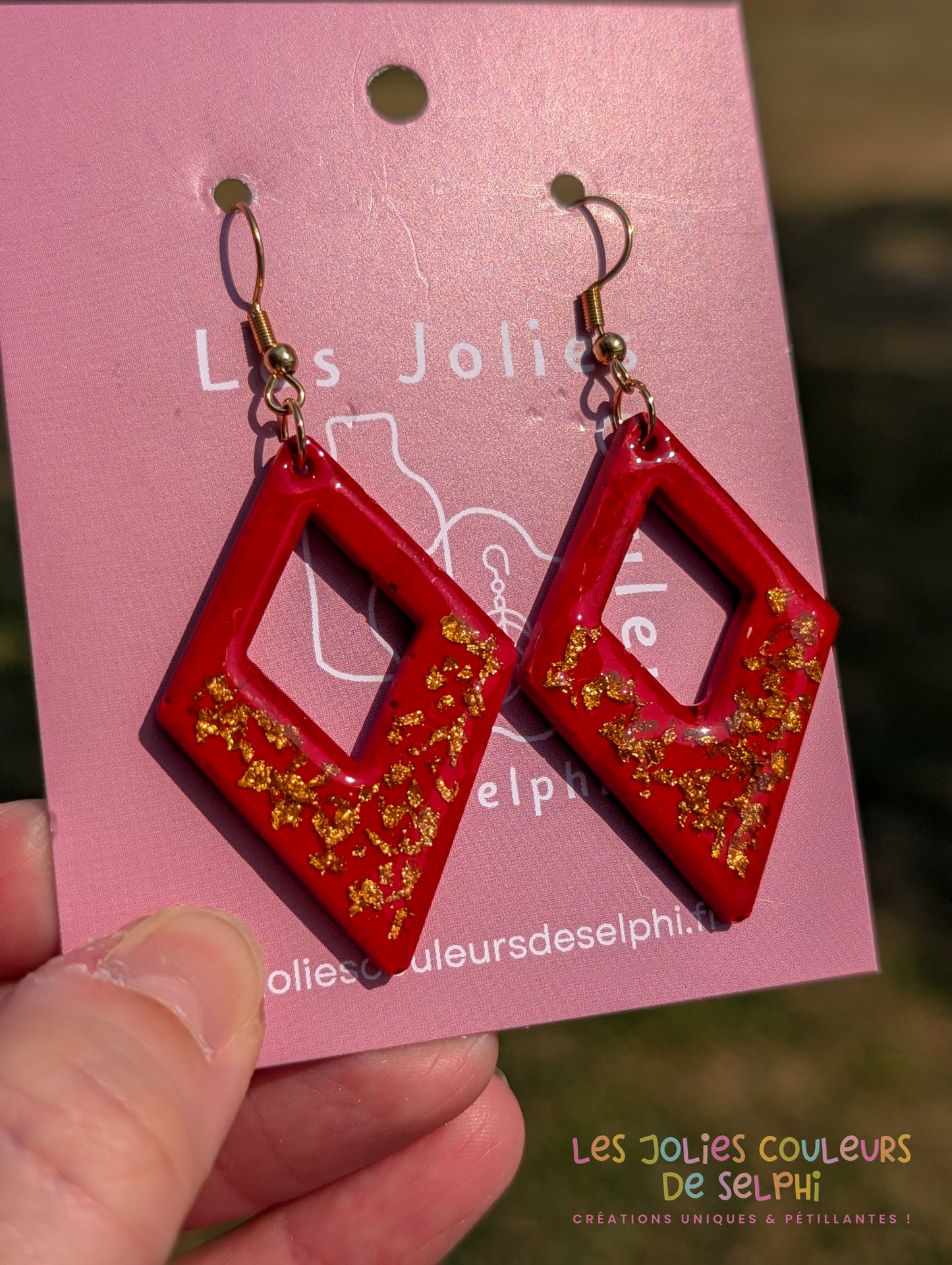 [Multi-Forme dispo] Boucles d’oreilles en Jesmonite et résine – rouge et doré