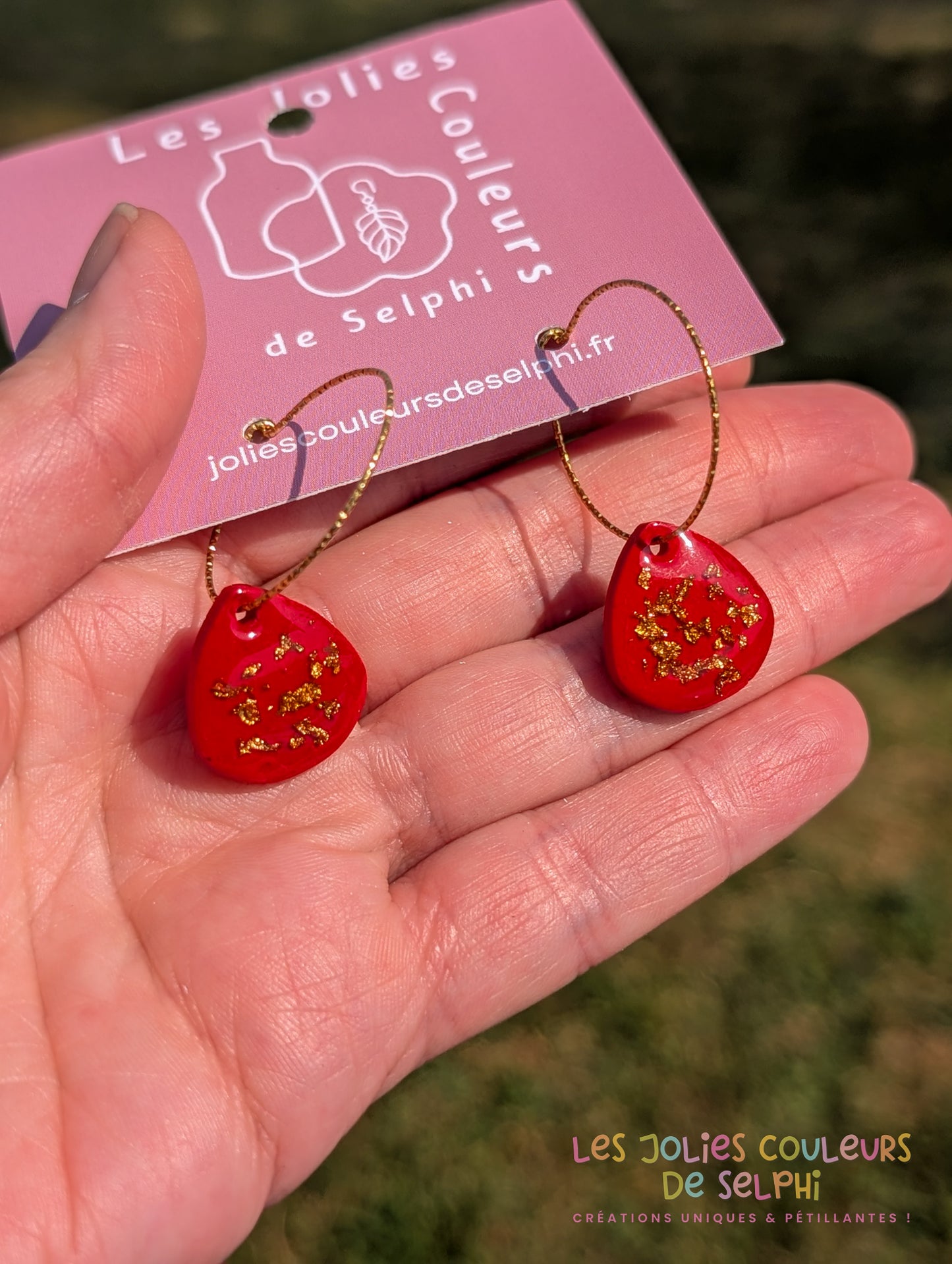 [Multi-Forme dispo] Boucles d’oreilles en Jesmonite et résine – rouge et doré