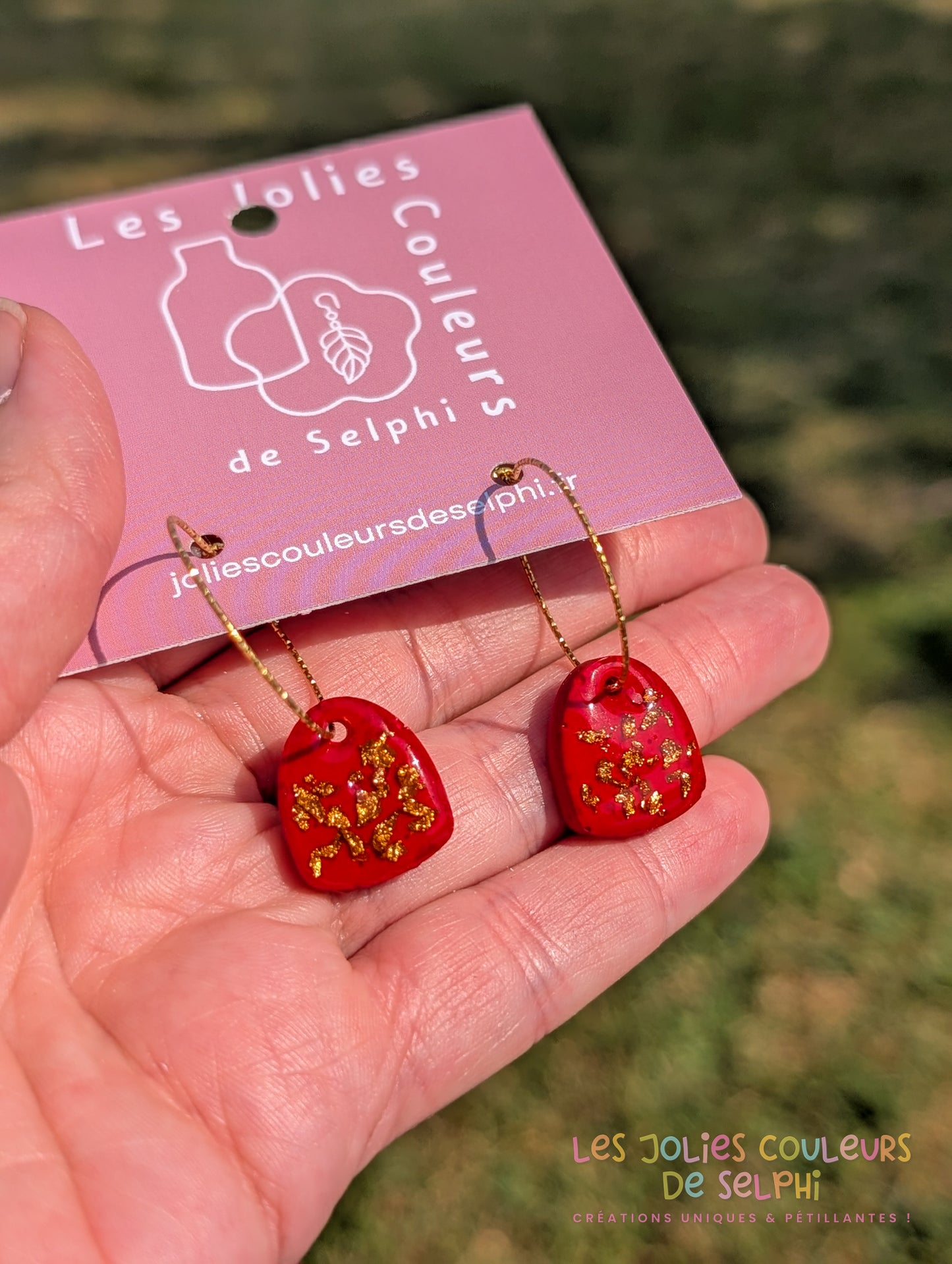 [Multi-Forme dispo] Boucles d’oreilles en Jesmonite et résine – rouge et doré