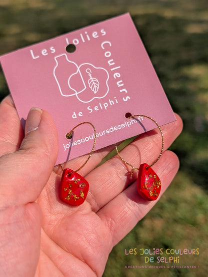 [Multi-Forme dispo] Boucles d’oreilles en Jesmonite et résine – rouge et doré