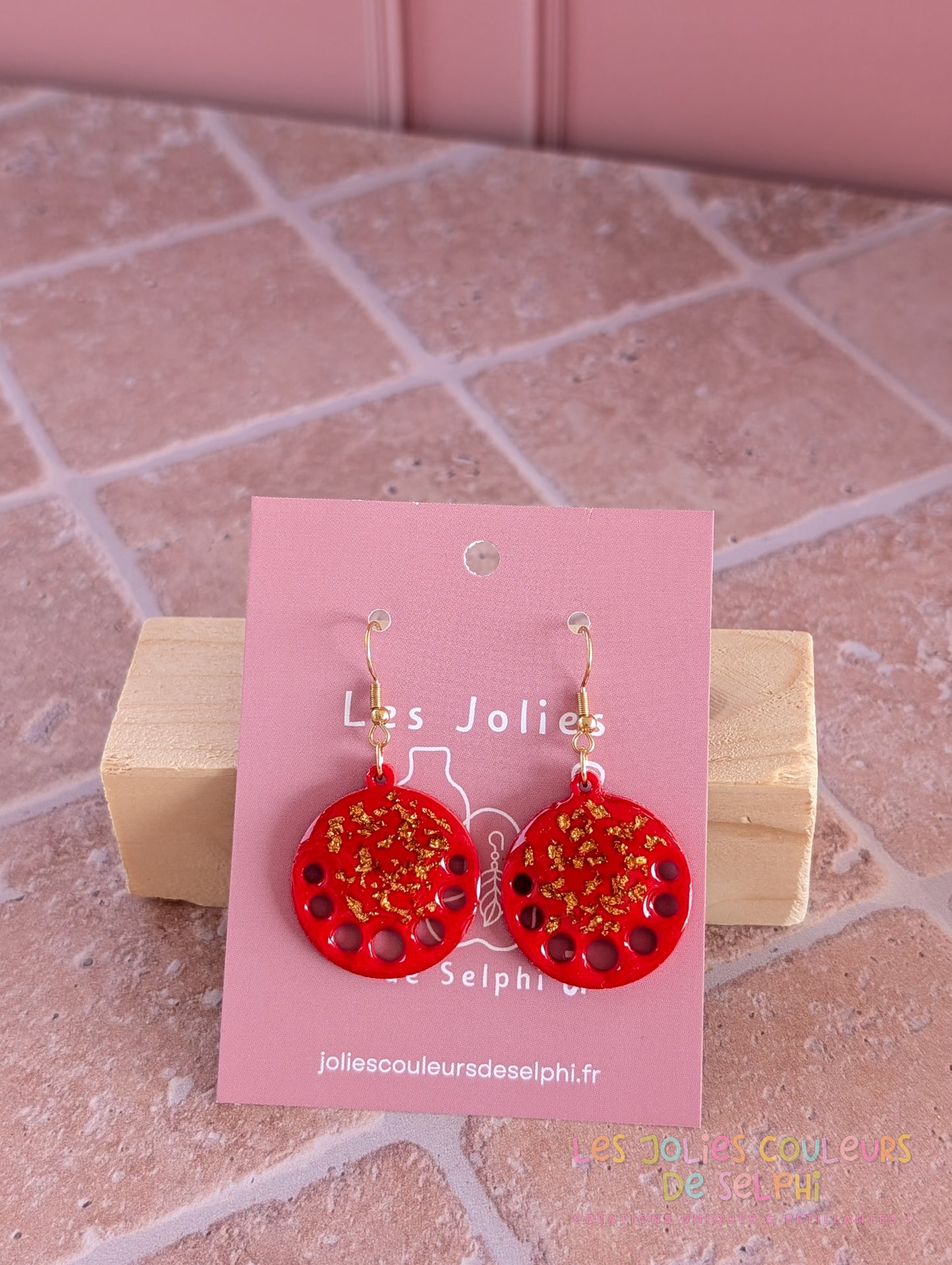 [Multi-Forme dispo] Boucles d’oreilles en Jesmonite et résine – rouge et doré