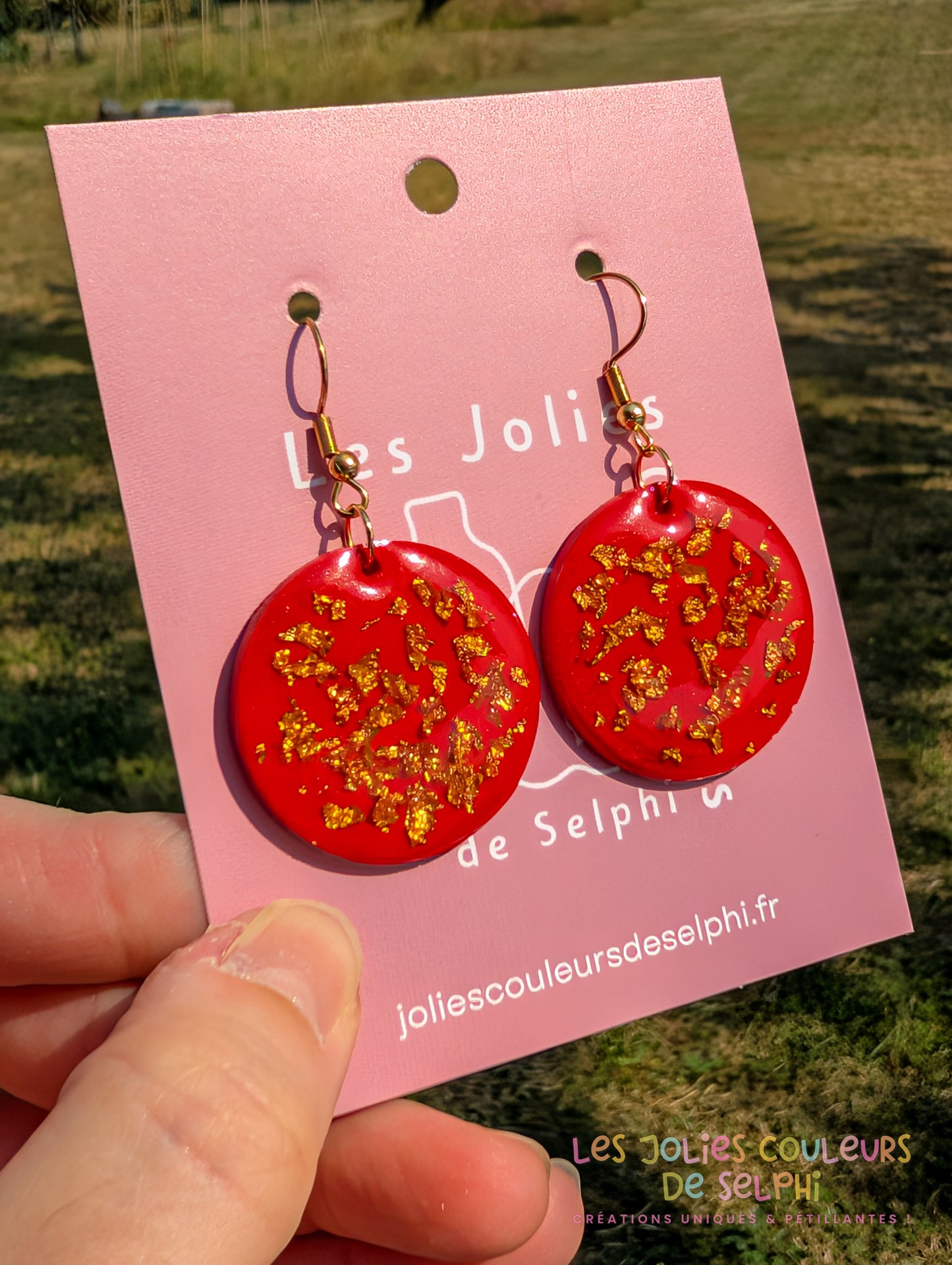 [Multi-Forme dispo] Boucles d’oreilles en Jesmonite et résine – rouge et doré