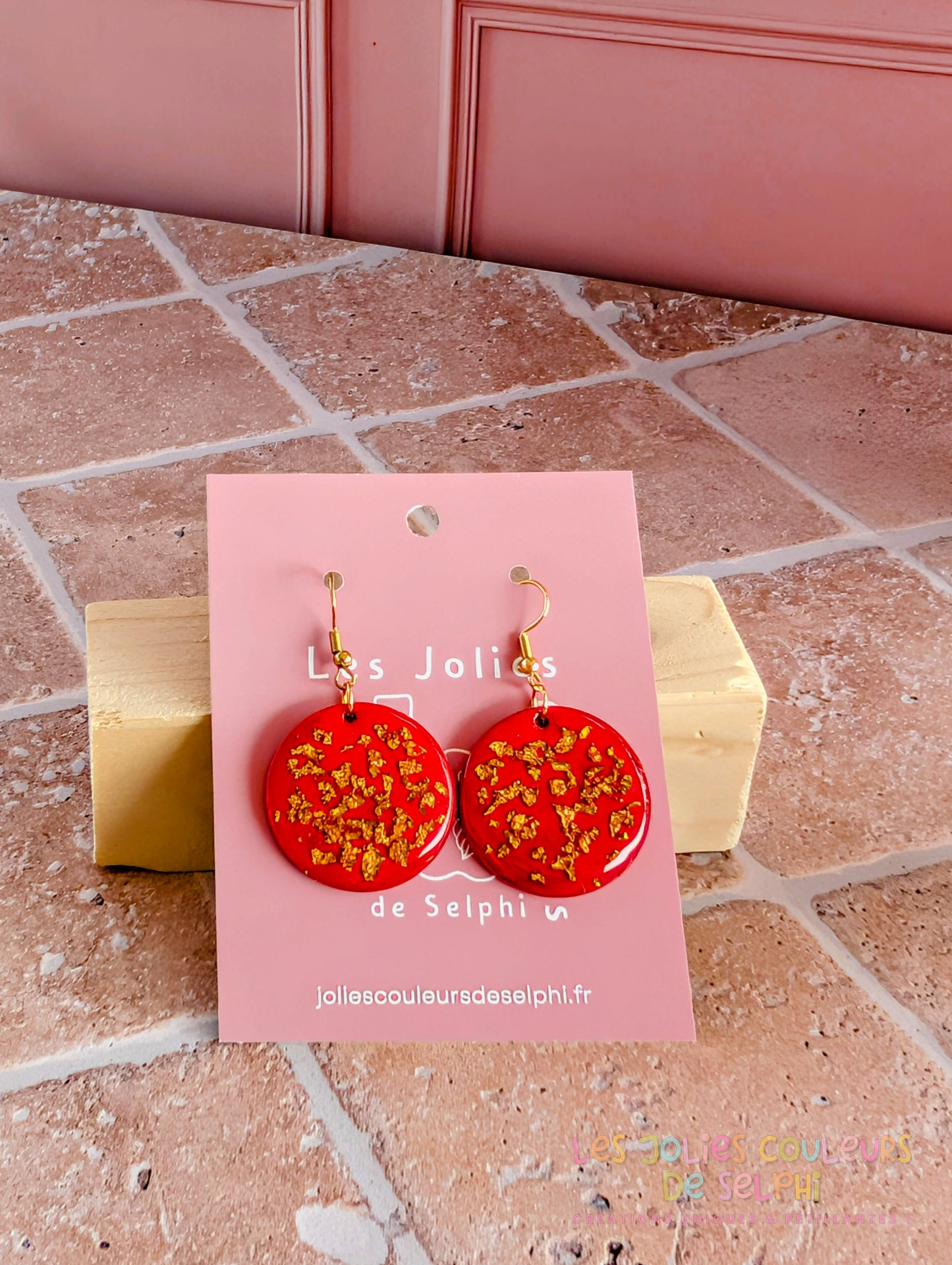 [Multi-Forme dispo] Boucles d’oreilles en Jesmonite et résine – rouge et doré